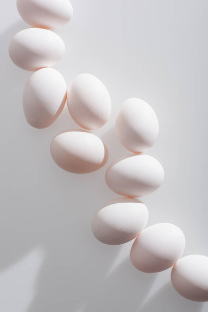 vista superior de huevos orgánicos con cáscara sobre fondo blanco  - Foto, Imagen
