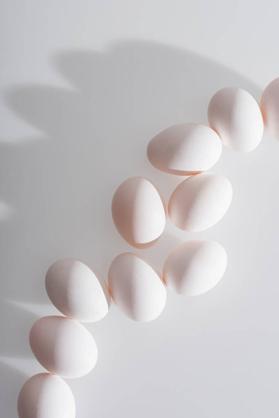 vista superior de ovos frescos e orgânicos com casca em branco  - Foto, Imagem