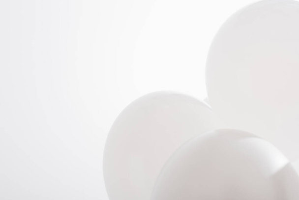lichtgewicht en feestelijke ballonnen geïsoleerd op wit  - Foto, afbeelding