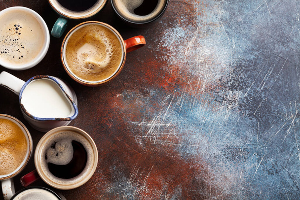 Muchas tazas de café en la mesa de piedra. Vista superior plano con espacio de copia - Foto, Imagen