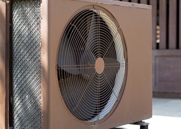 Aire acondicionado compresor de la unidad exterior instalar fuera de la casa, unidad de condensador en sistemas de aire acondicionado central. - Foto, Imagen