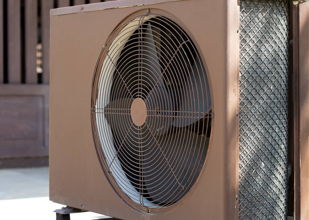 Airco buitenunit compressor buiten huis, Condensor in centrale airco systemen. - Foto, afbeelding