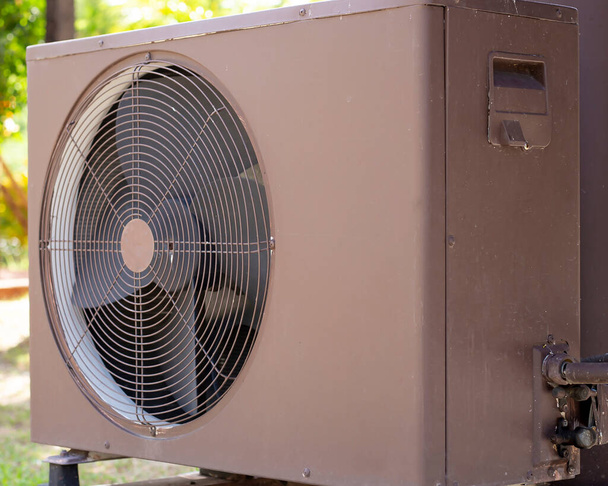 Ar condicionado unidade exterior compressor instalar fora da casa, unidade de condensador em sistemas de ar condicionado central. - Foto, Imagem