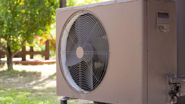 Klimaanlage Kompressor außerhalb des Hauses installieren, Kondensator-Einheit in zentralen Klimaanlagen. - Foto, Bild