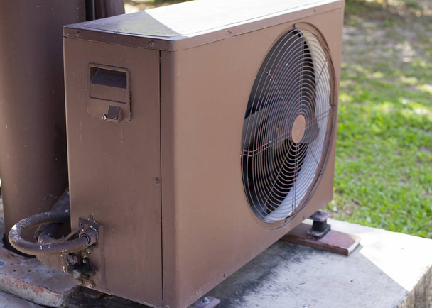 Ar condicionado unidade exterior compressor instalar fora da casa, unidade de condensador em sistemas de ar condicionado central. - Foto, Imagem