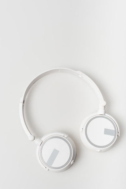 bovenaanzicht van draadloze hoofdtelefoon geïsoleerd op wit  - Foto, afbeelding