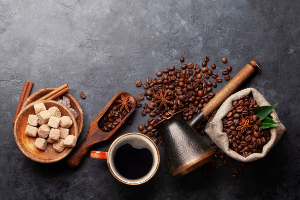 焙煎したコーヒー豆、トルコのジェズベ、エスプレッソコーヒーカップ、黒糖。コピースペース付きのトップビューフラットレイ - 写真・画像