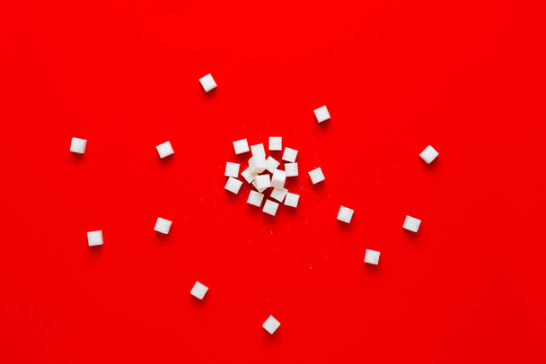 несколько кубиков сахара лежали на цветном фоне, вид сверху, пространство для копирования - Фото, изображение