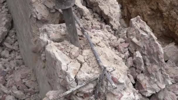 Abriss eines Presslufthammers einer Betonkonstruktion auf einer Baustelle aus nächster Nähe, Ansicht von oben - Filmmaterial, Video