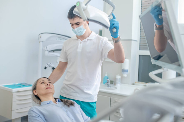Männlicher Arzt und eine Patientin in der Zahnarztpraxis - Foto, Bild