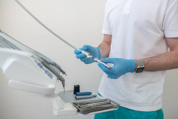 Hammaslääkärin vastaanotolla on erilaisia hammaslääkintätarvikkeita - Valokuva, kuva