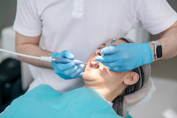 歯の修復と歯の充填に取り組む歯科医 - 写真・画像