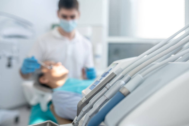 Dentysta pracujący z pacjentem i odnawiający zęby - Zdjęcie, obraz