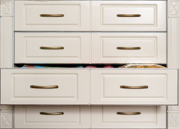 klassinen tyylikäs lipasto makuuhuoneessa kotona, makuutarvikkeet varastointi ratkaisu - Valokuva, kuva