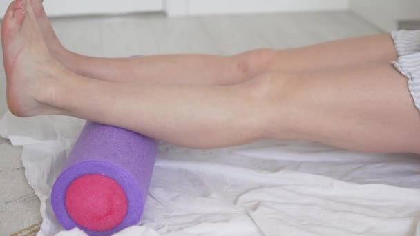Nahaufnahme, Gymnastik für den Knöchel auf der Massagerolle - Filmmaterial, Video
