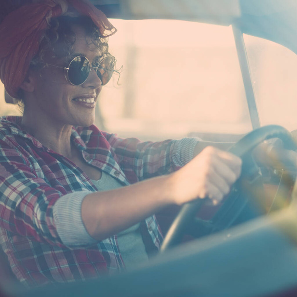 Veselá krásná žena řídí auto s rukama na řízení - Fotografie, Obrázek
