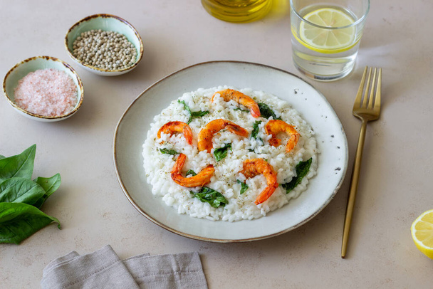 Risotto with shrimps and spinach. Healthy food. Vegetarian food - Фото, зображення