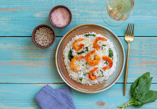 Risotto with shrimps and spinach. Healthy food. Vegetarian food - Φωτογραφία, εικόνα