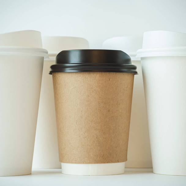 リサイクルブラウンペーパーコーヒーカップモックアップ、ホワイトペーパーコーヒーカップ、ペーパーコーヒーカップモックアップテンプレートで白の背景に隔離された飲み物のためのカップを奪う. - 写真・画像