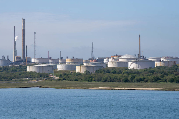Fawley, Hampshire, England, UK. 2021. Fawley refinery viewed from Southampton Water UK largest petrochemical processing complex. - Foto, afbeelding