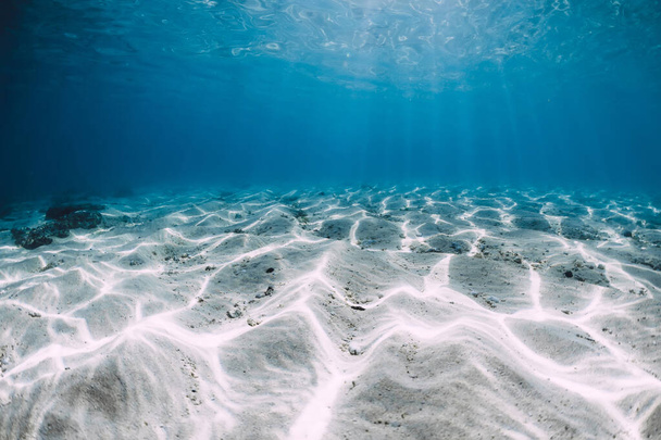 Transparante blauwe oceaan met wit zand onder water in Australië - Foto, afbeelding