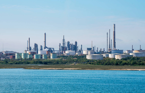 Фолі, Гемпшир, Англія, Велика Британія. 2021. Fawley Refinery viewed from Southampton Water UK biggest petrochemical processing complex. - Фото, зображення