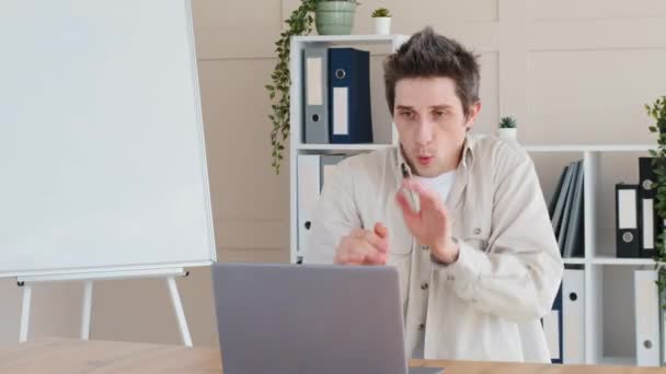 kaukaski millenium dorosły biznes człowiek przygotować się do pracy mężczyzna freelancer siedzi przy stole w domu biuro otwiera laptop przestraszony czuje strach strach przerażenie boi się zamyka komputer westchnienia z ulgą - Materiał filmowy, wideo