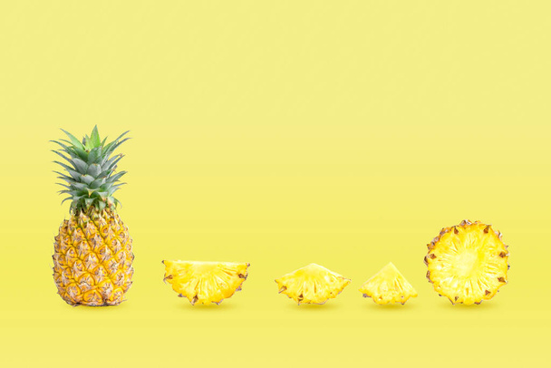 Collezione di ananas di gruppo e affettato isolato su sfondo giallo pastello colori. - Foto, immagini