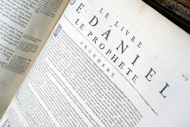 Vanha Raamattu ranskaksi, 1669. Vanha testamentti. Suuri profeetta. Daniel!.  - Valokuva, kuva