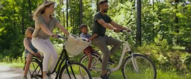 Filmik z zabawnymi rodzinnymi rowerami w lesie. Nakręcony aparatem hel RED w rozdzielczości 8K. - Materiał filmowy, wideo