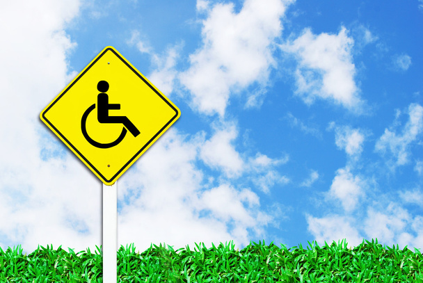 Handicappato segno disabili su bel cielo ed erba campo sfondo
 - Foto, immagini