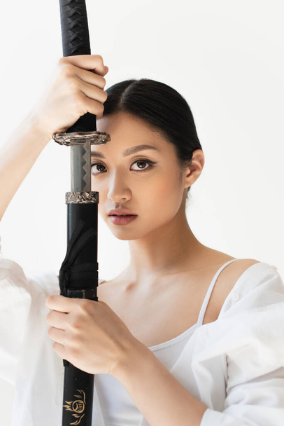 Asijské žena držení meč izolovaný na bílý  - Fotografie, Obrázek