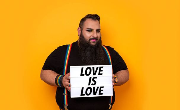 大きなひげを生やしたゲイの男と愛は愛のメッセージ - 写真・画像