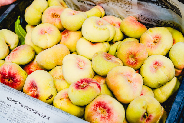 Pfirsiche aus frischen Früchten, gepflückt in der reifen Jahreszeit - Foto, Bild