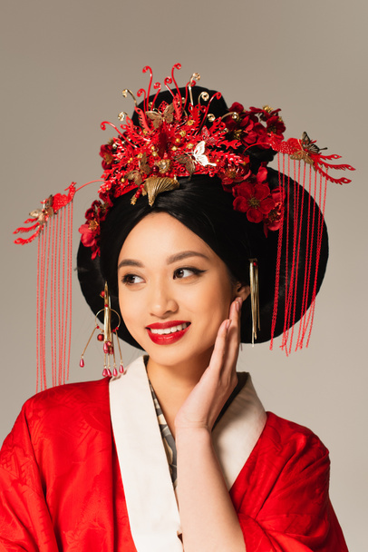 笑顔アジアの女性とともに伝統的な髪型絶縁オングレー  - 写真・画像