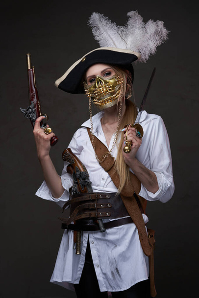 Опасная женщина корсар с золотой маской черепа - Фото, изображение