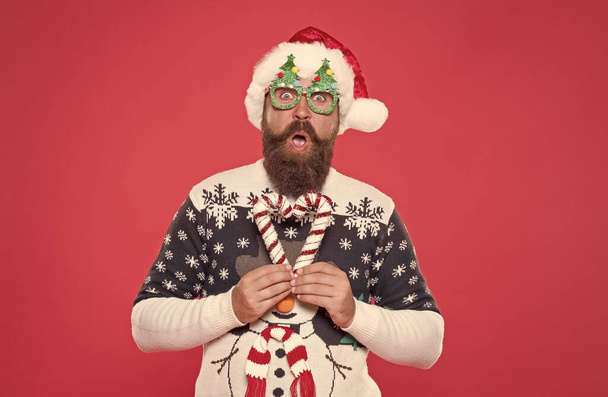 surprised santa guy in hat and party glasses like his favorite winter sweater having fun on new year holiday, new year party. - Foto, Imagem