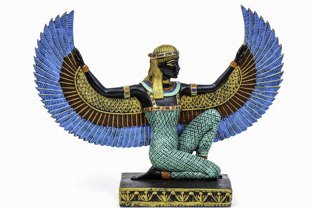 Золотая богиня Изида с распростертыми крыльями. - Фото, изображение