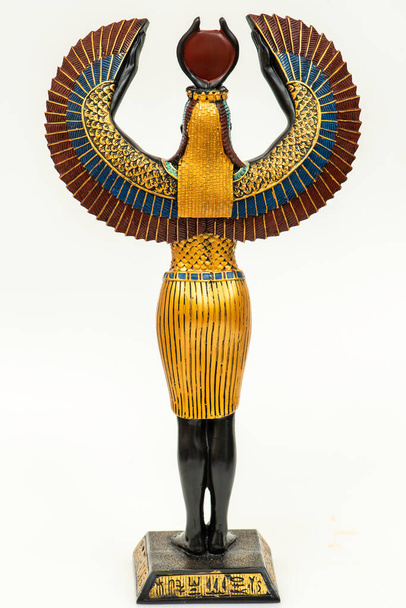 Золотая богиня Изида с распростертыми крыльями.  - Фото, изображение