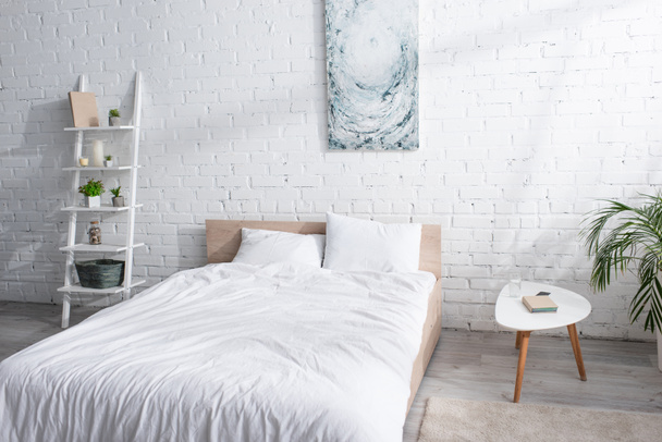 ágy fehér ágynemű a modern hálószobában  - Fotó, kép