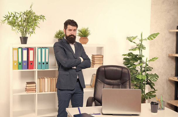 Hombre guapo oficina trabajador formal estilo ropa volver al lugar de trabajo - Foto, imagen