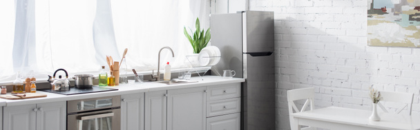 moderní kuchyň s nádobím na vaření a domácností, banner - Fotografie, Obrázek