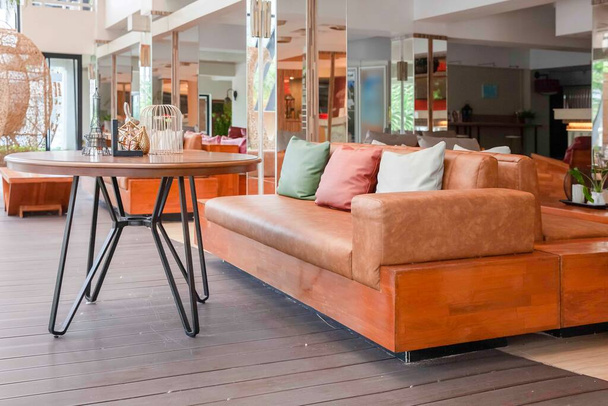 Sofá de couro marrom e almofadas na área de recepção em casa - Foto, Imagem