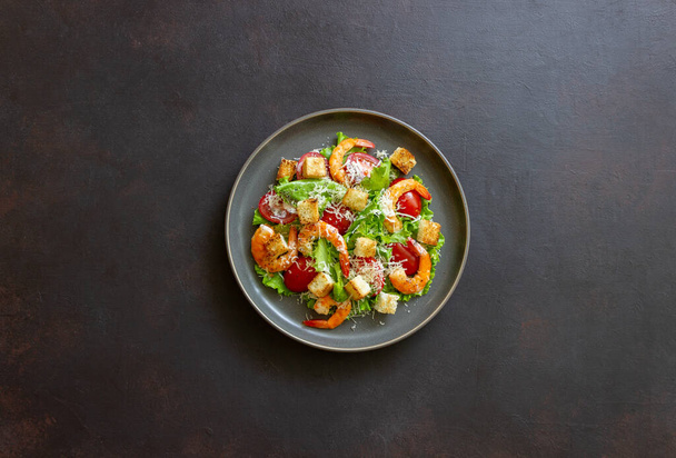 Σαλάτα Καίσαρα με γαρίδες. Υγιεινή διατροφή. Συνταγές διατροφής - Φωτογραφία, εικόνα