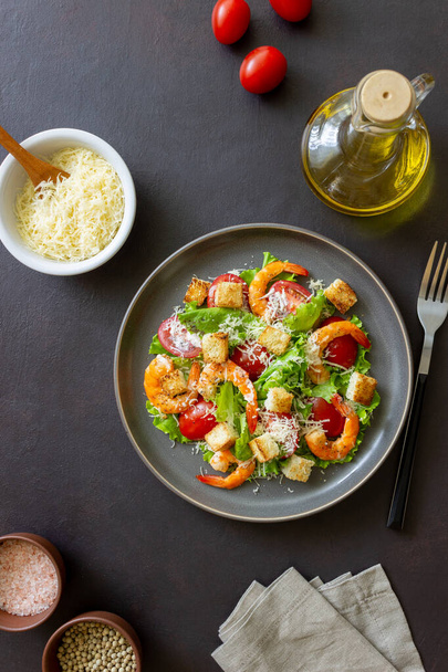 Caesar salad with shrimps. Healthy eating. Diet Recipes - Foto, imagen