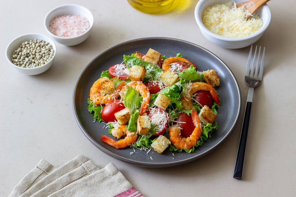 Caesar salad with shrimps. Healthy eating. Diet Recipes - Φωτογραφία, εικόνα