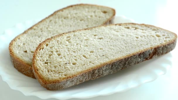 два ломтика хлеба на тарелке - Кадры, видео