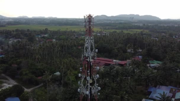 通信送信塔への空中移動 - 映像、動画