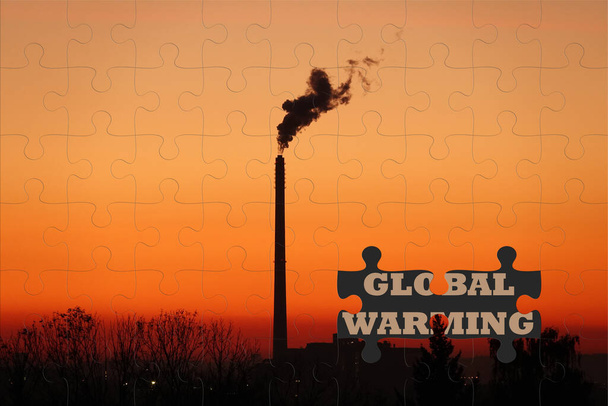 Hulladékégető kémény naplementében készült egy puzzle, a globális felmelegedés felirat a háttérben. - Fotó, kép