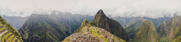 Panorámás kilátás nyílik Machu Picchu elveszett város Huayna Picchu hegy. Az ősi inka civilizáció romjai Cusco tartomány szent völgyében. Peru, Dél-Amerika - Fotó, kép